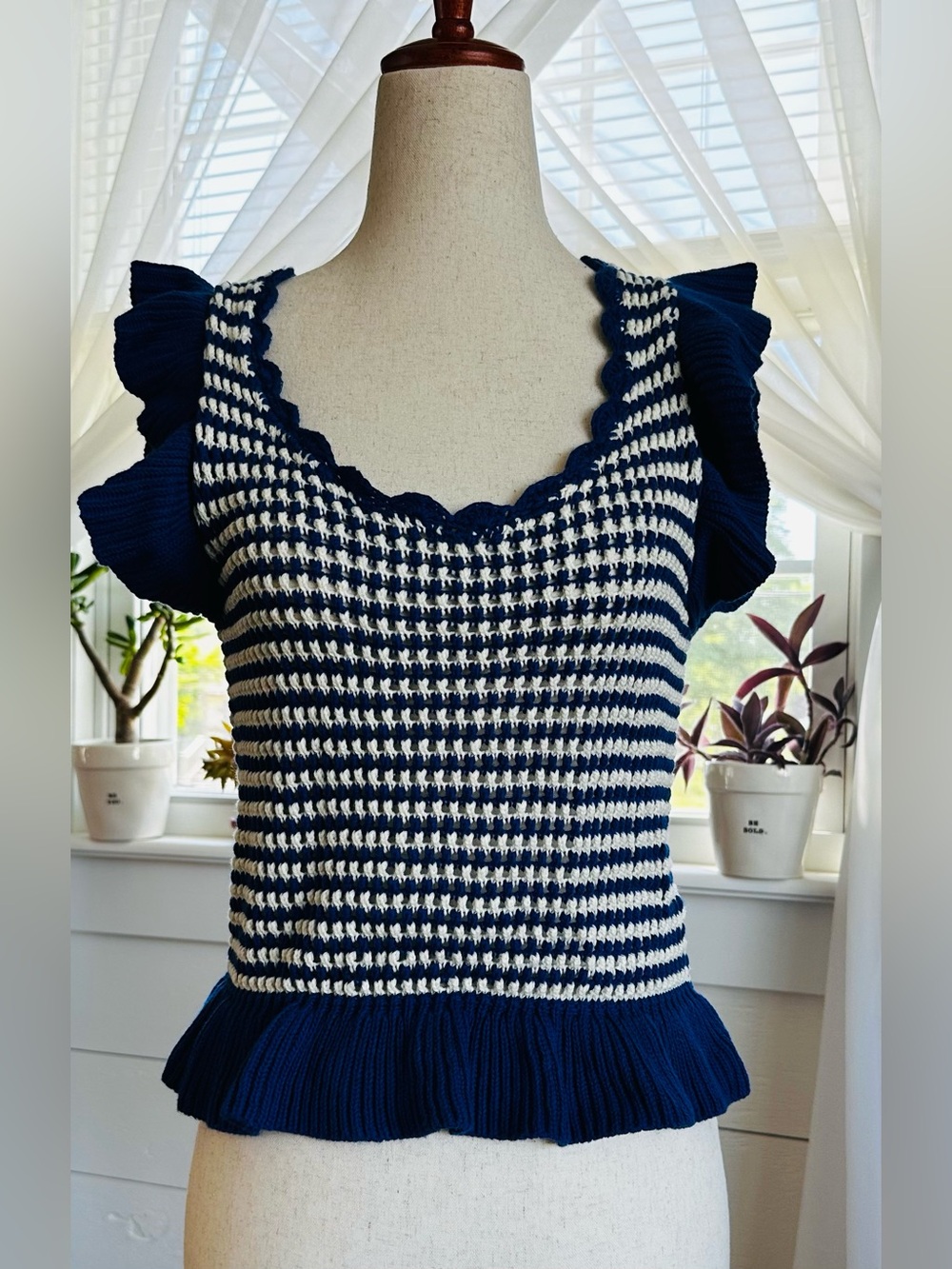 FLYING TOMATO OUT WEST BLUE RUFFLED SHORT SLEEVE SWEATER KNIT TOP 
SIZE: SMALL